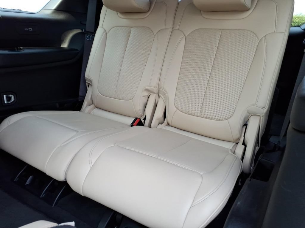Certified 2025 Jeep Grand Cherokee L Limited w/ Luxury Tech Group II AWD/4WD image 17