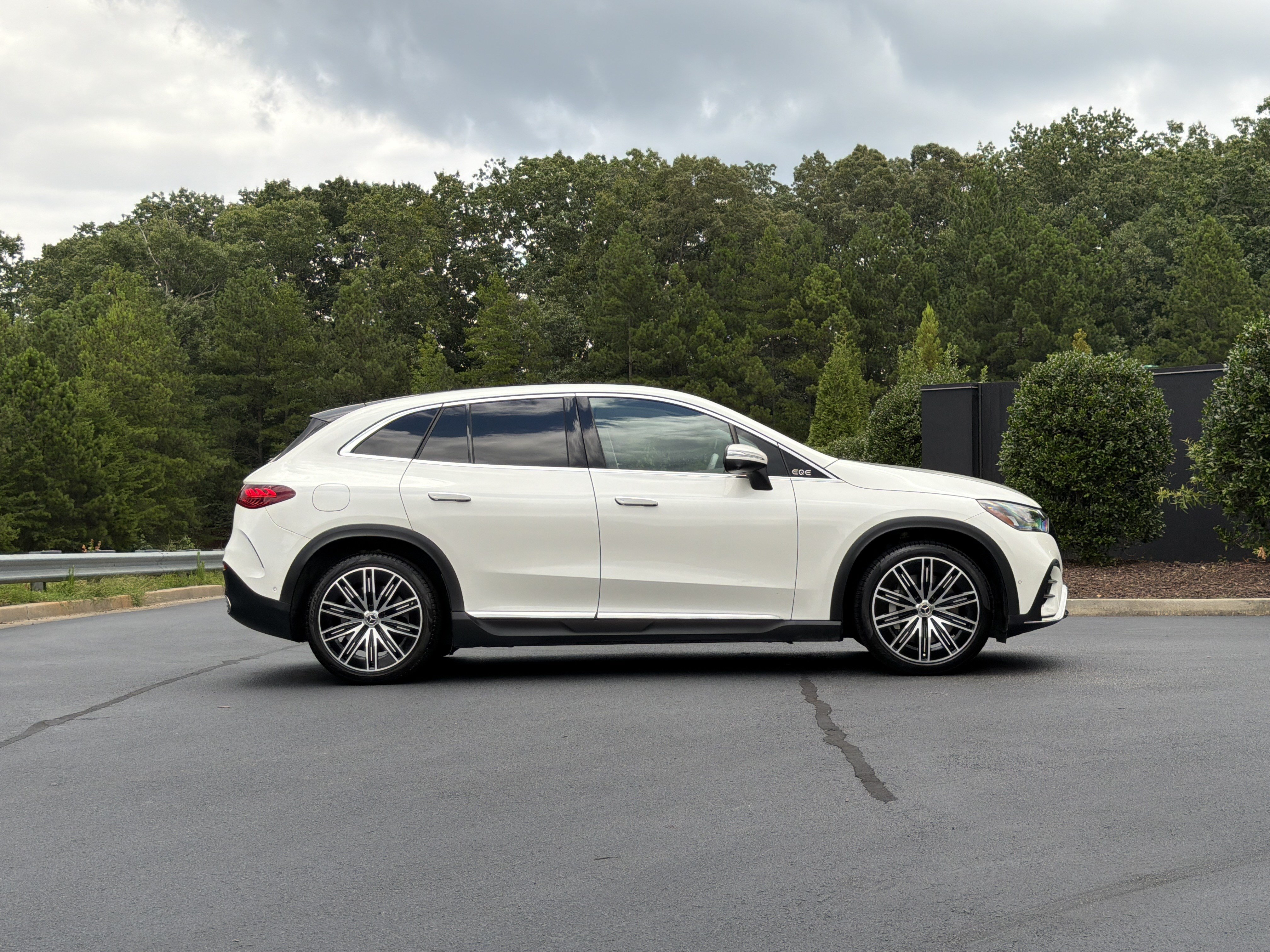 Used 2023 Mercedes-Benz EQE 350+ SUV w/ AMG Line Exterior Package image 5