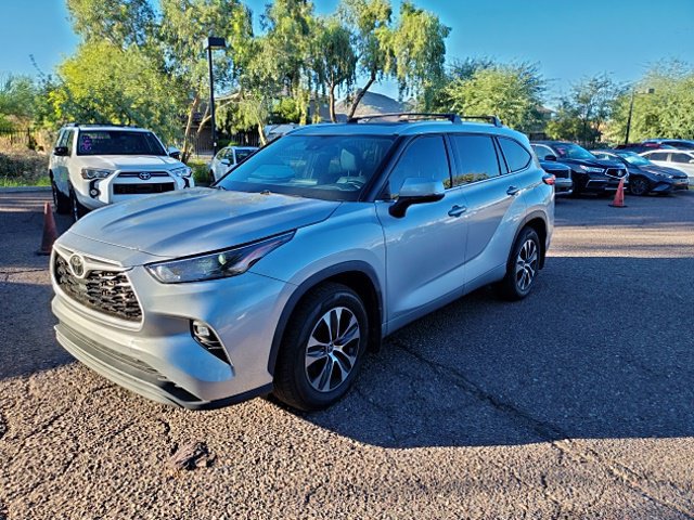 Used 2022 Toyota Highlander XLE FWD image 2