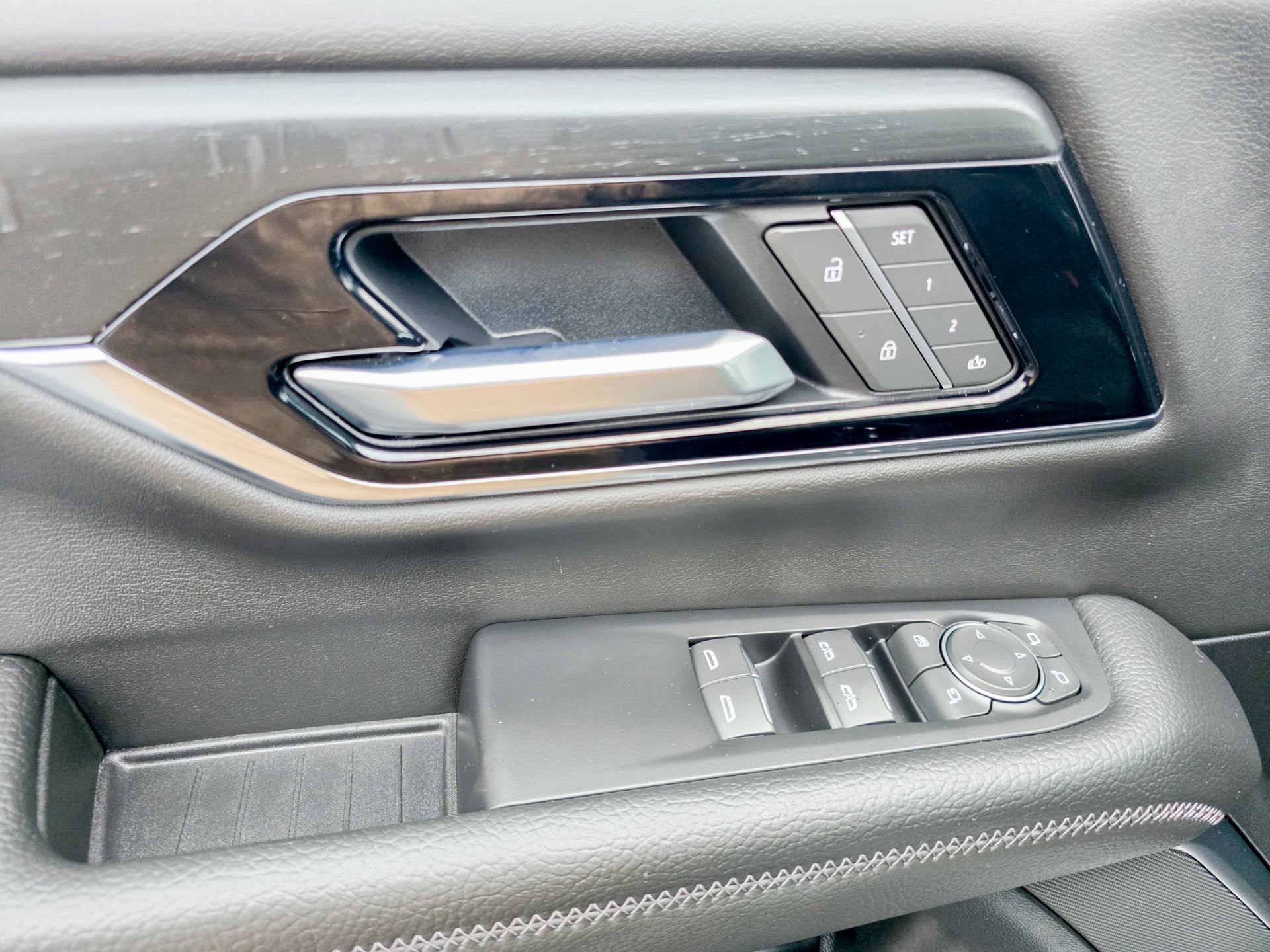 Used 2025 GMC Yukon XL Denali w/ Sun & Power Step Package image 34