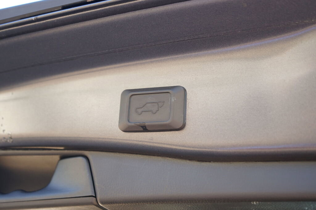 Used 2022 Toyota RAV4 XLE Premium image 17