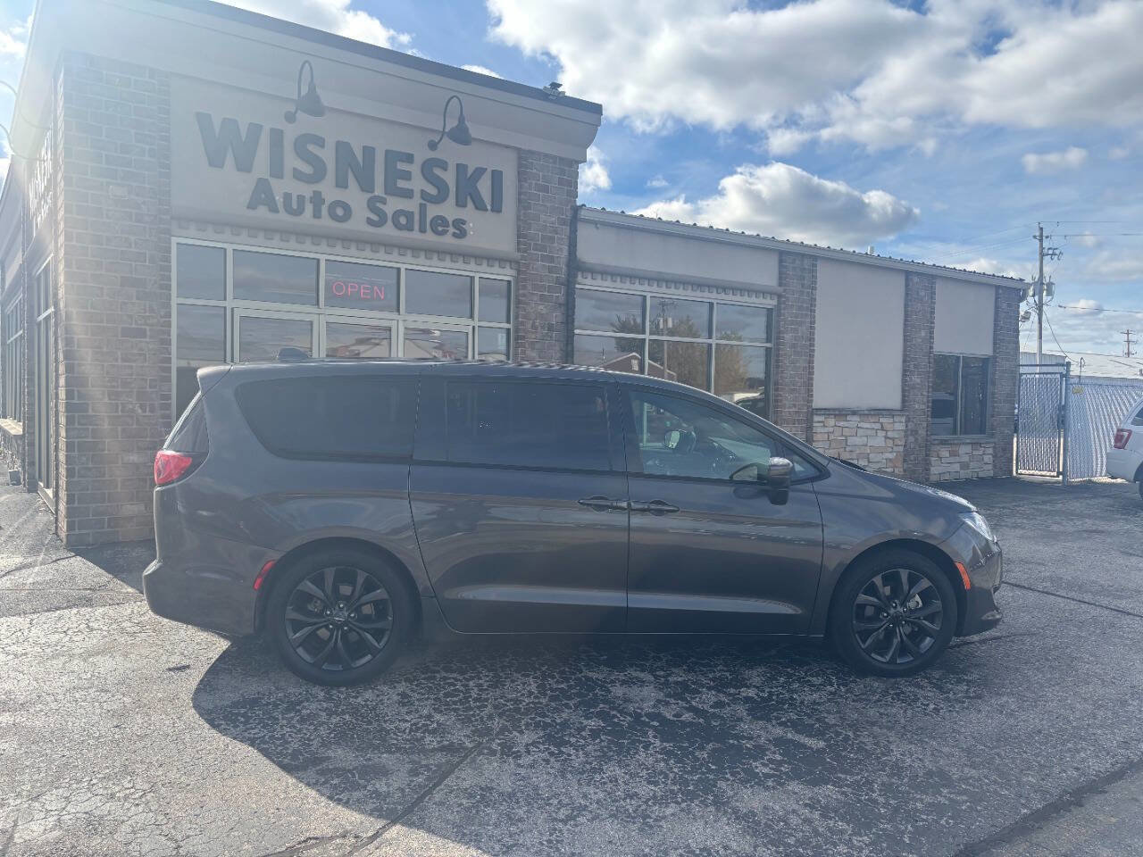 Used 2019 Chrysler Pacifica Touring Plus w/ S Appearance Package image 2