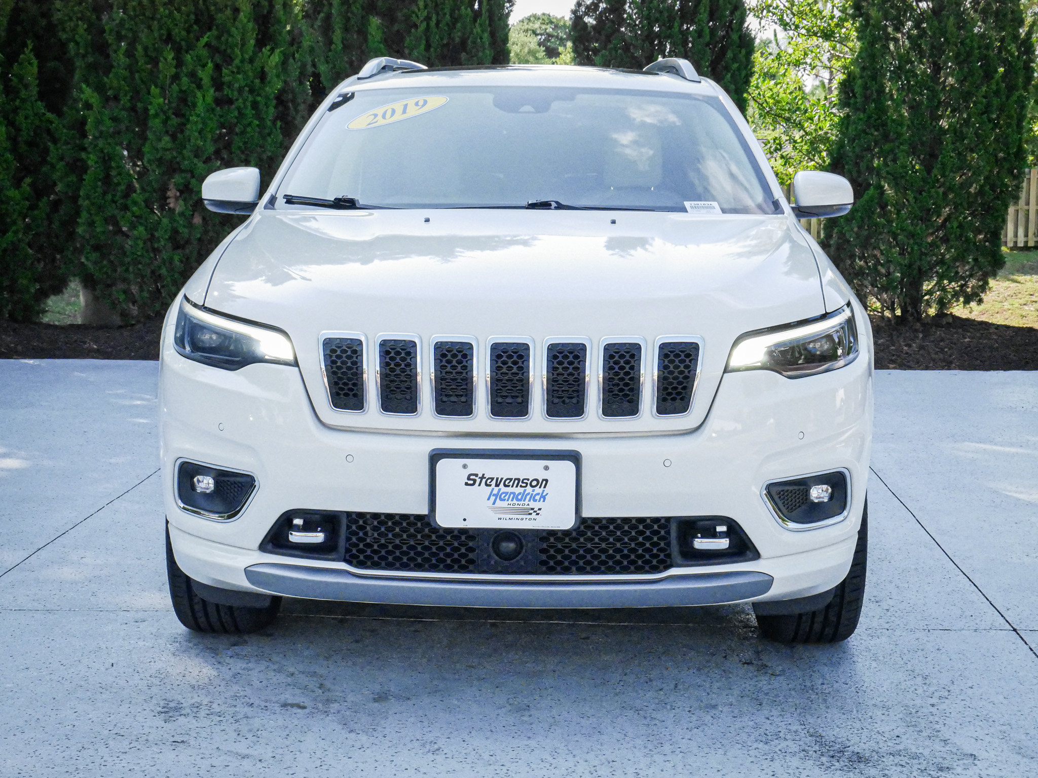 Used 2019 Jeep Cherokee Overland w/ Technology Group AWD/4WD image 3