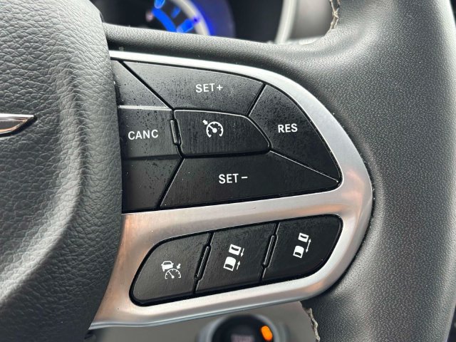 Used 2023 Chrysler Pacifica Touring-L FWD image 16