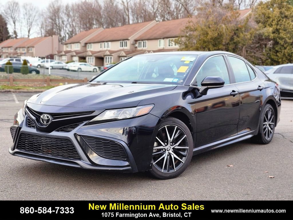 Used 2021 Toyota Camry SE image 1