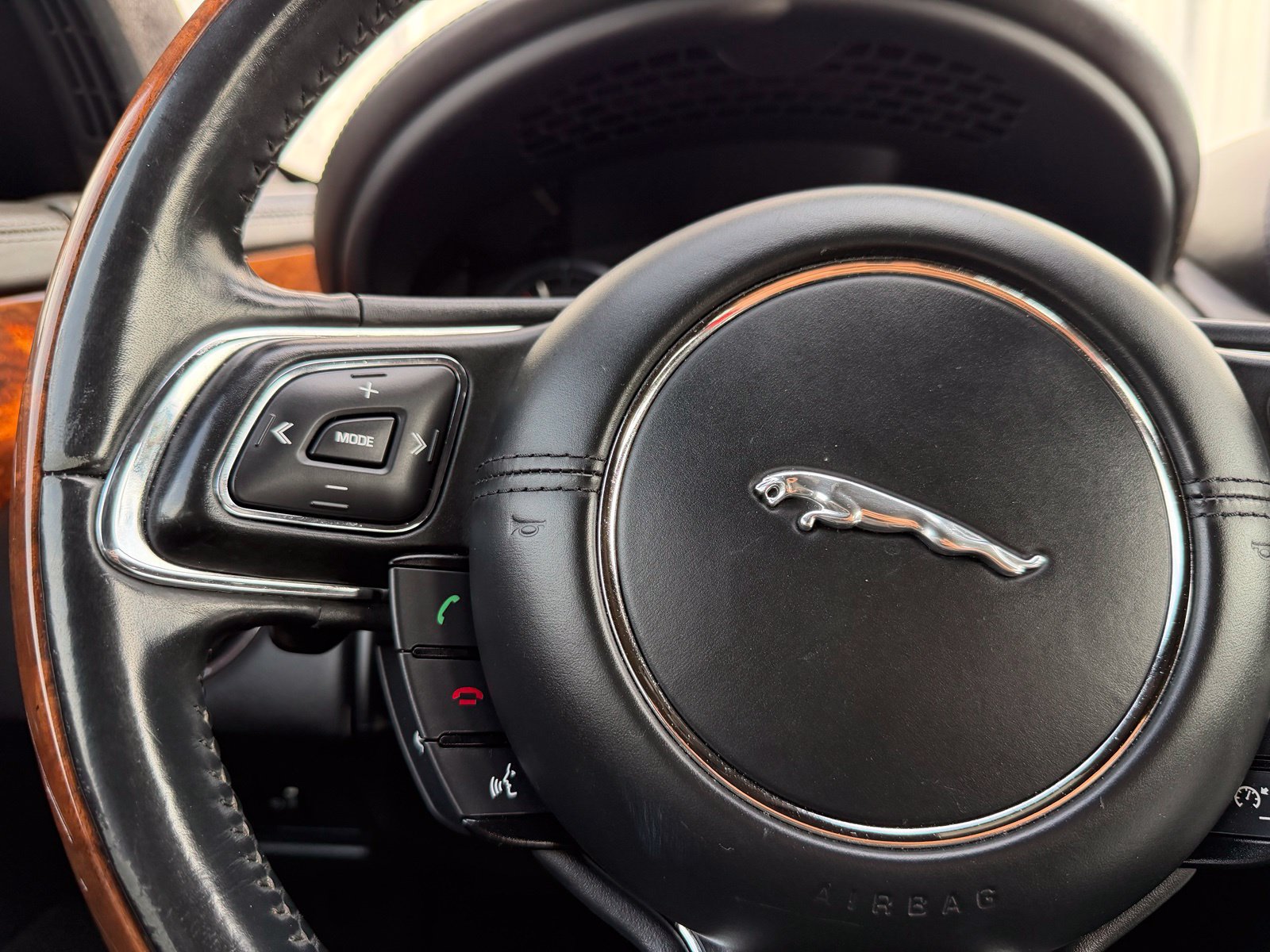 Used 2015 Jaguar XJ L Portfolio RWD image 15