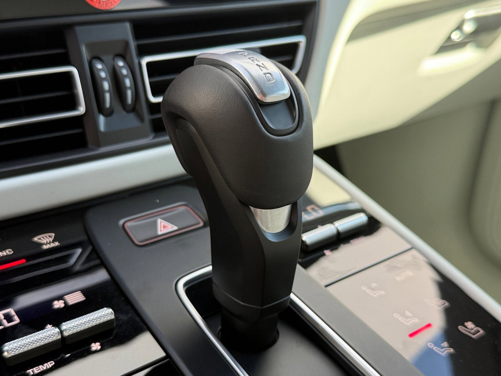 Certified 2025 Porsche Macan S AWD/4WD image 34