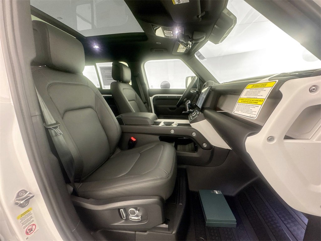 New 2026 Land Rover Defender 130 X-Dynamic SE image 28