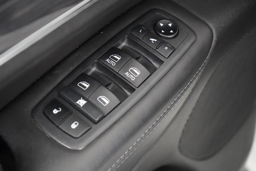 Used 2020 Jeep Grand Cherokee Overland AWD/4WD image 27