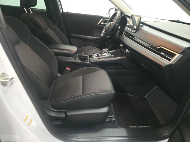 Used 2022 Mitsubishi Outlander ES image 3