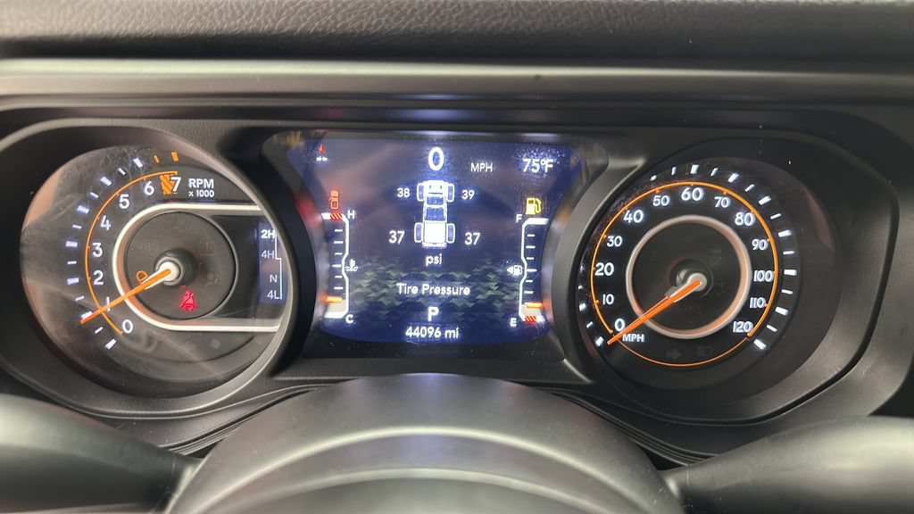 Used 2024 Jeep Gladiator Willys AWD/4WD image 16