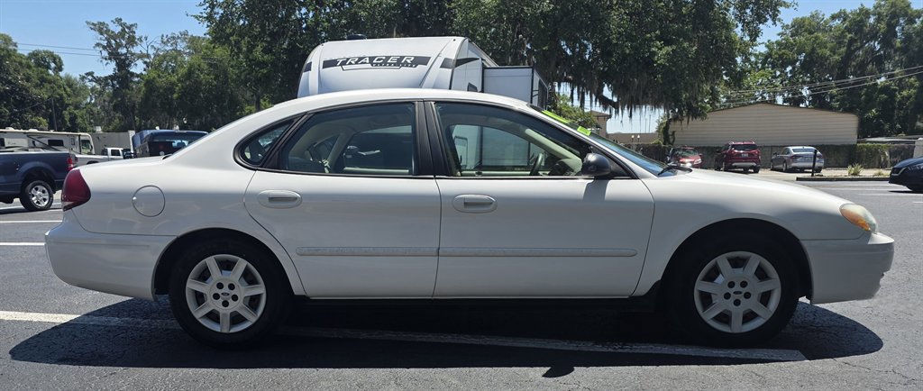 Used 2007 Ford Taurus SE FWD image 8