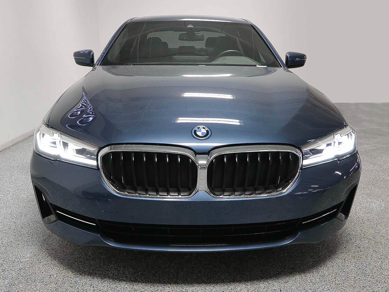 Certified 2023 BMW 530e w/ Convenience Package RWD image 2