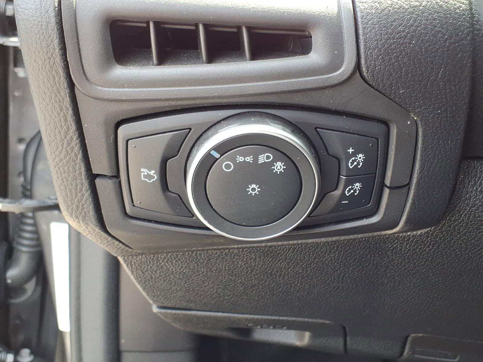 Used 2018 Ford Focus SE w/ Cold Weather Package FWD image 22