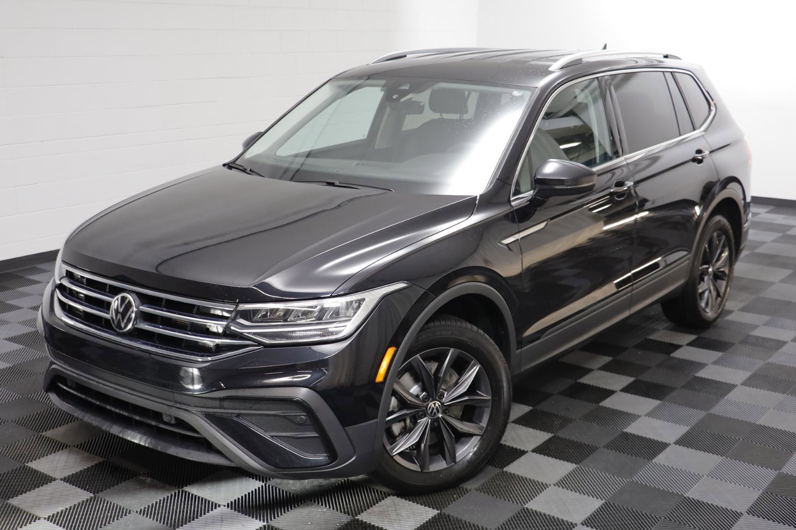 Used 2023 Volkswagen Tiguan SE image 2