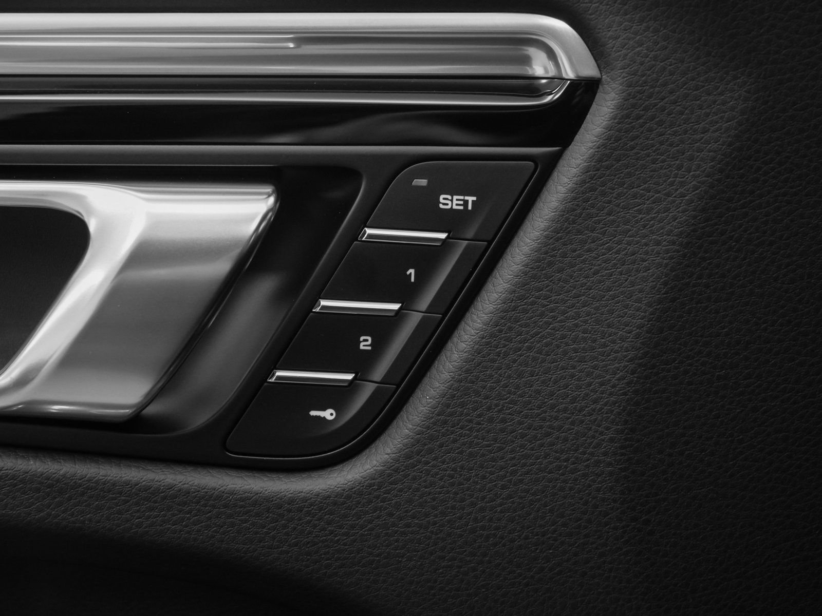 Certified 2025 Porsche Macan AWD/4WD image 21