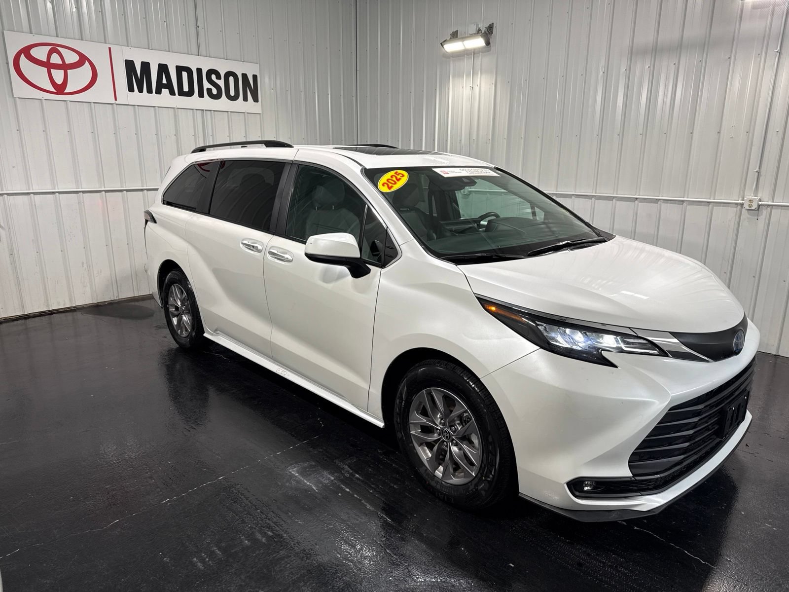 Used 2025 Toyota Sienna XLE FWD image 6