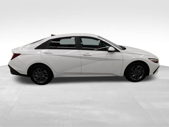 Used 2024 Hyundai Elantra SEL image 11