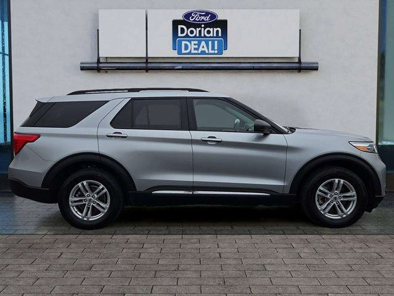Certified 2023 Ford Explorer XLT w/ Equipment Group 202A AWD/4WD image 2