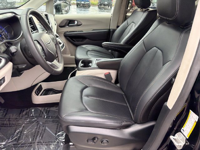 Used 2024 Chrysler Pacifica Touring-L FWD image 10