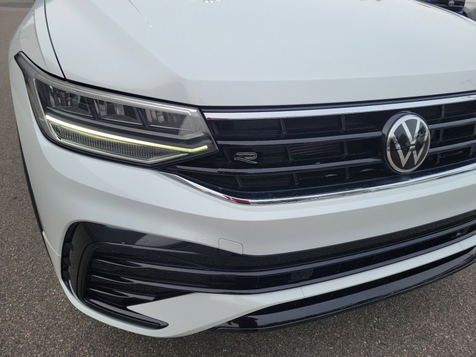 Certified 2023 Volkswagen Tiguan SE R-Line image 28