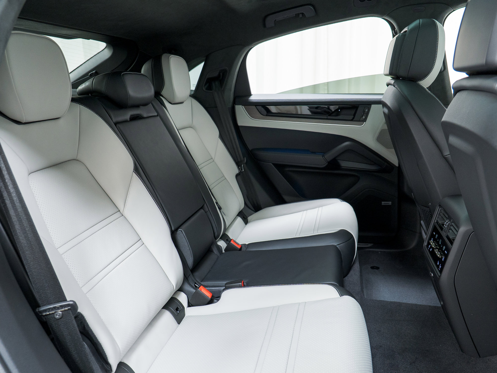 New 2026 Porsche Cayenne Turbo image 30