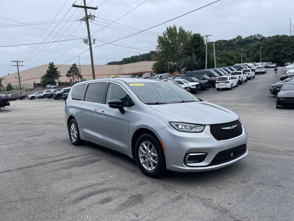 Used 2024 Chrysler Pacifica Touring-L FWD image 6
