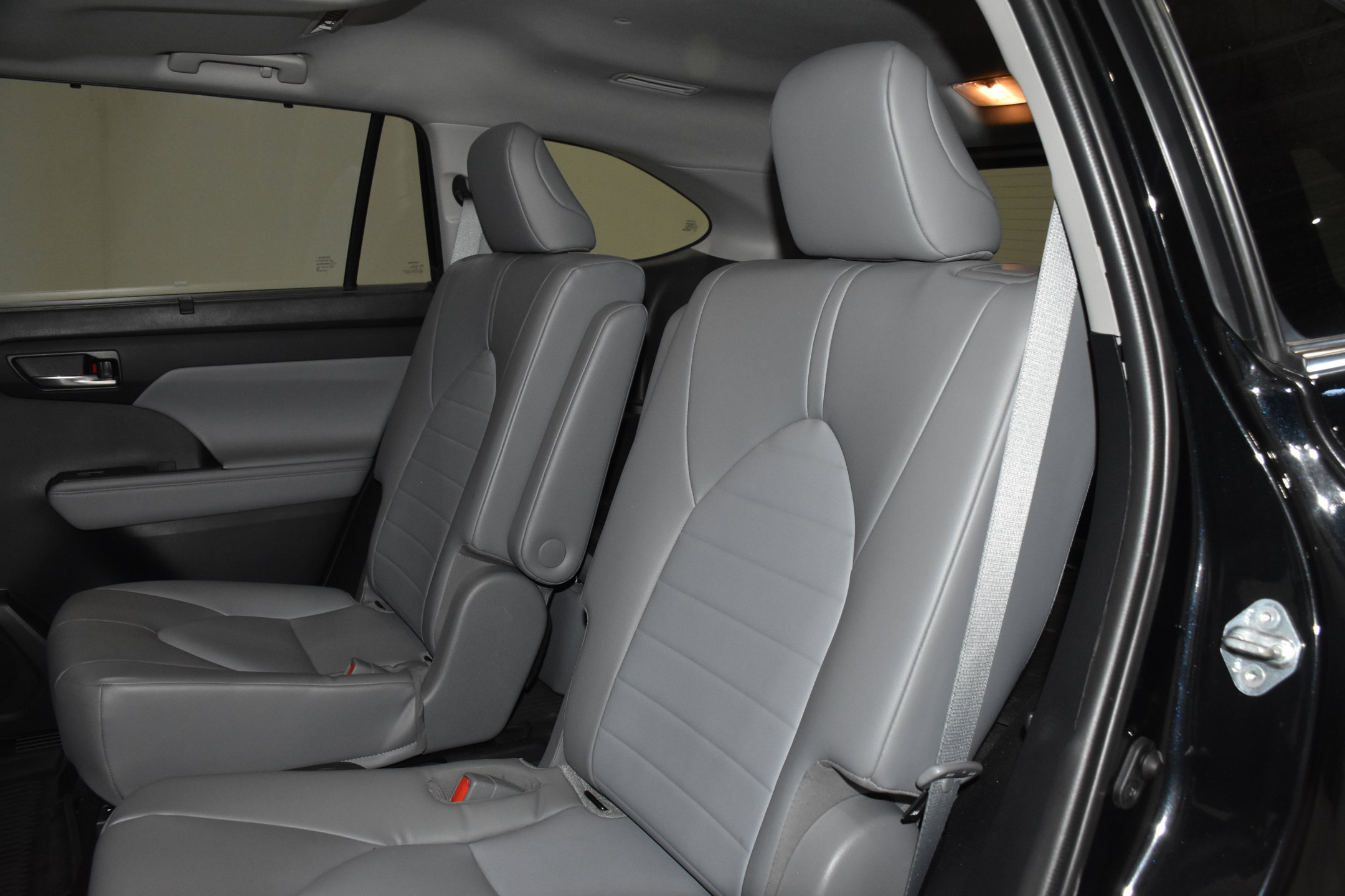 Used 2021 Toyota Highlander XLE AWD/4WD image 32