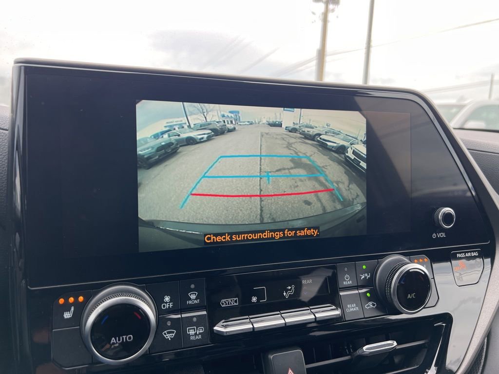Used 2023 Toyota Highlander XLE image 14