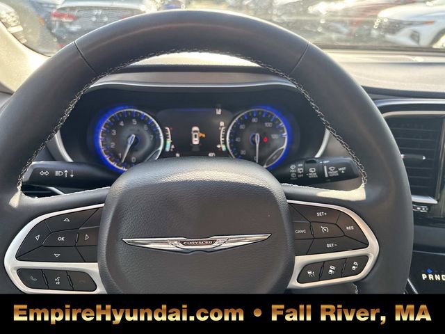Used 2023 Chrysler Pacifica Touring-L image 27