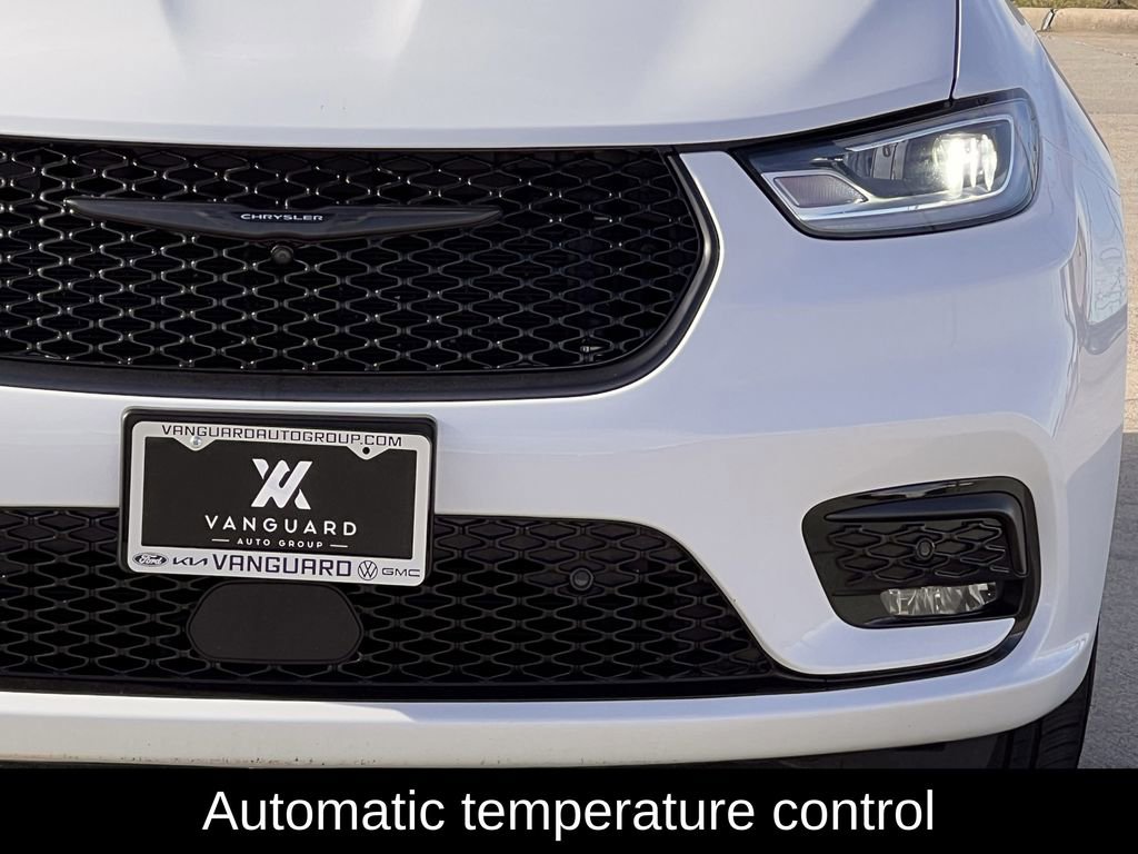 Used 2024 Chrysler Pacifica Select image 10