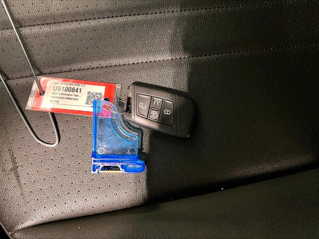 Used 2023 Volkswagen Tiguan SE w/ Panoramic Sunroof Package image 31