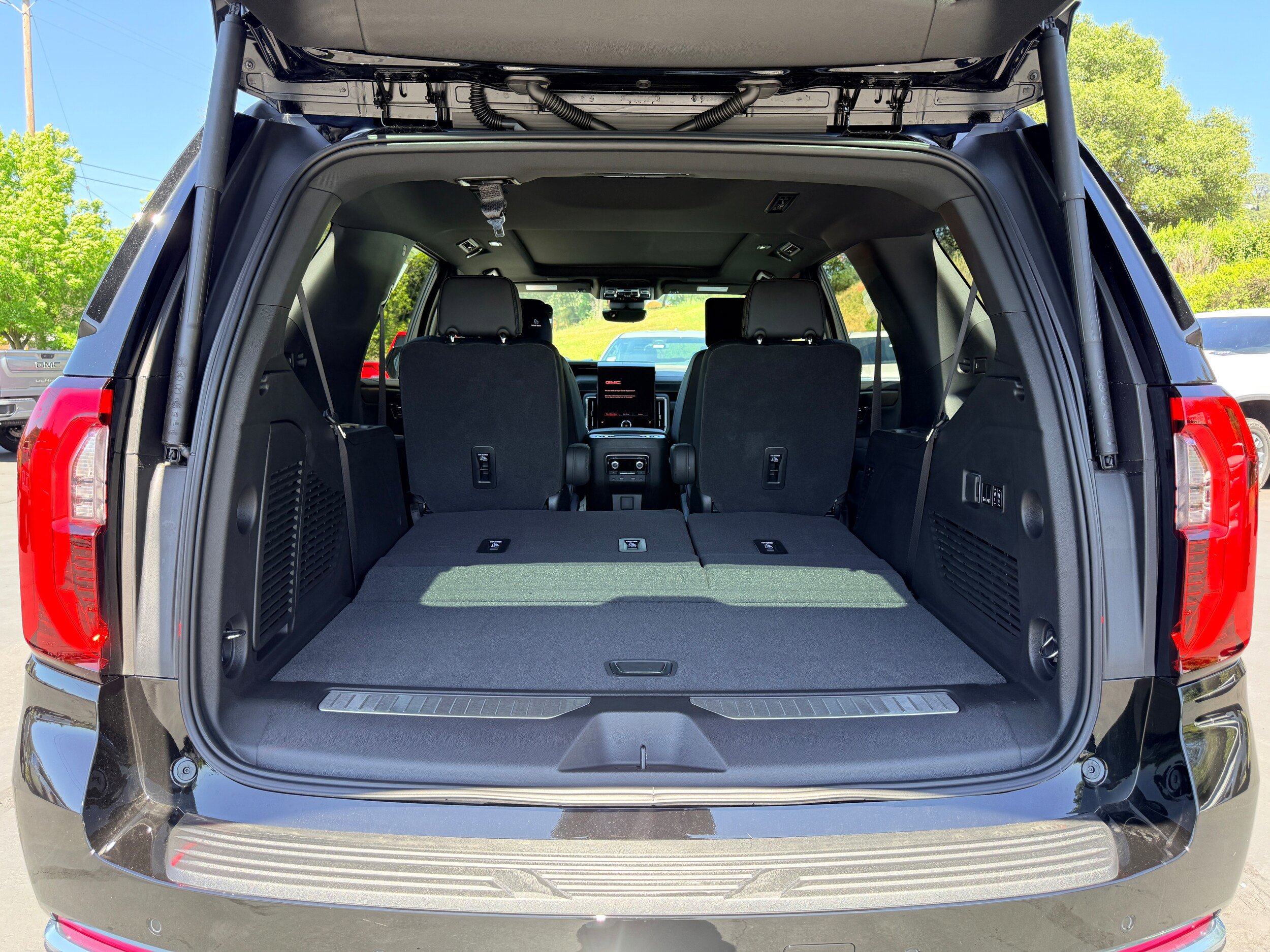 New 2026 GMC Yukon Denali w/ Denali Reserve Package AWD/4WD image 8