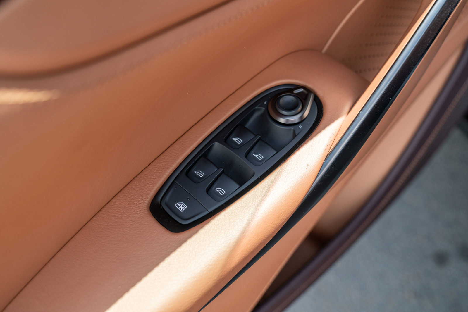 Used 2021 Aston Martin DBX image 14