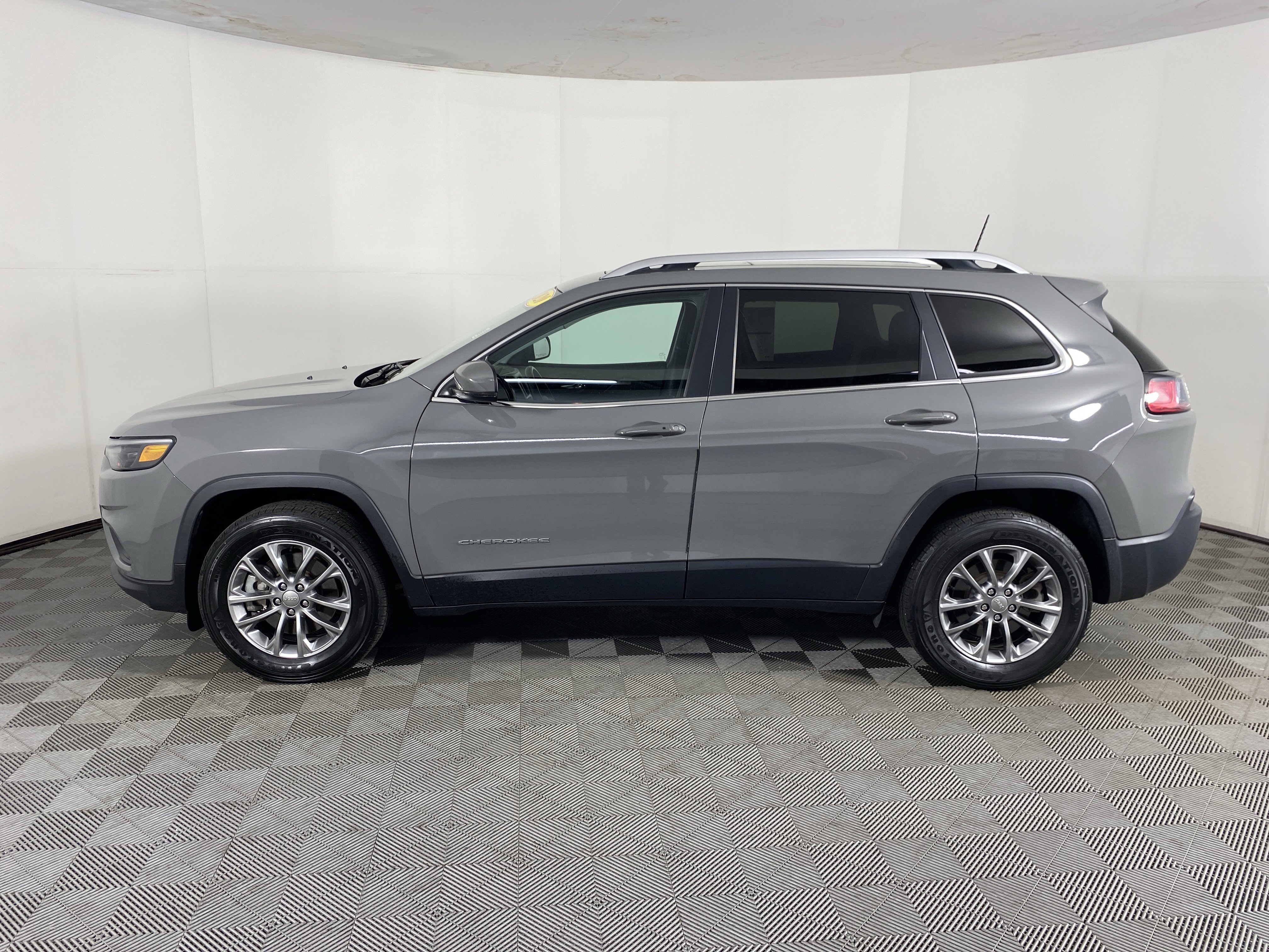 Used 2020 Jeep Cherokee Latitude Plus w/ Comfort/Convenience Group image 10