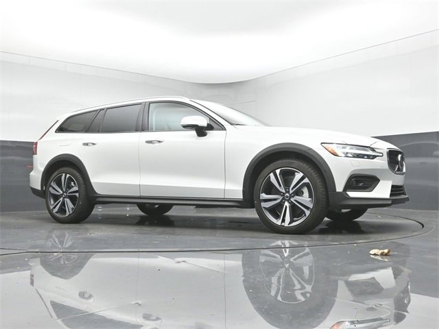 Used 2024 Volvo V60 B5 Cross Country Plus image 37