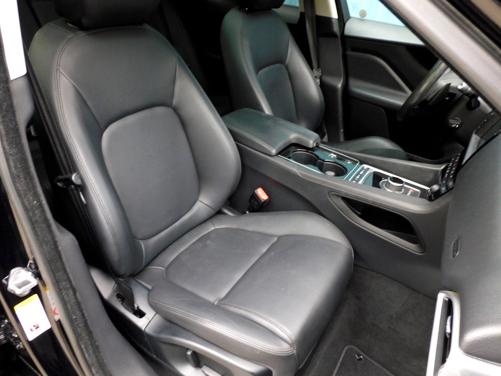 Used 2017 Jaguar F-PACE image 19