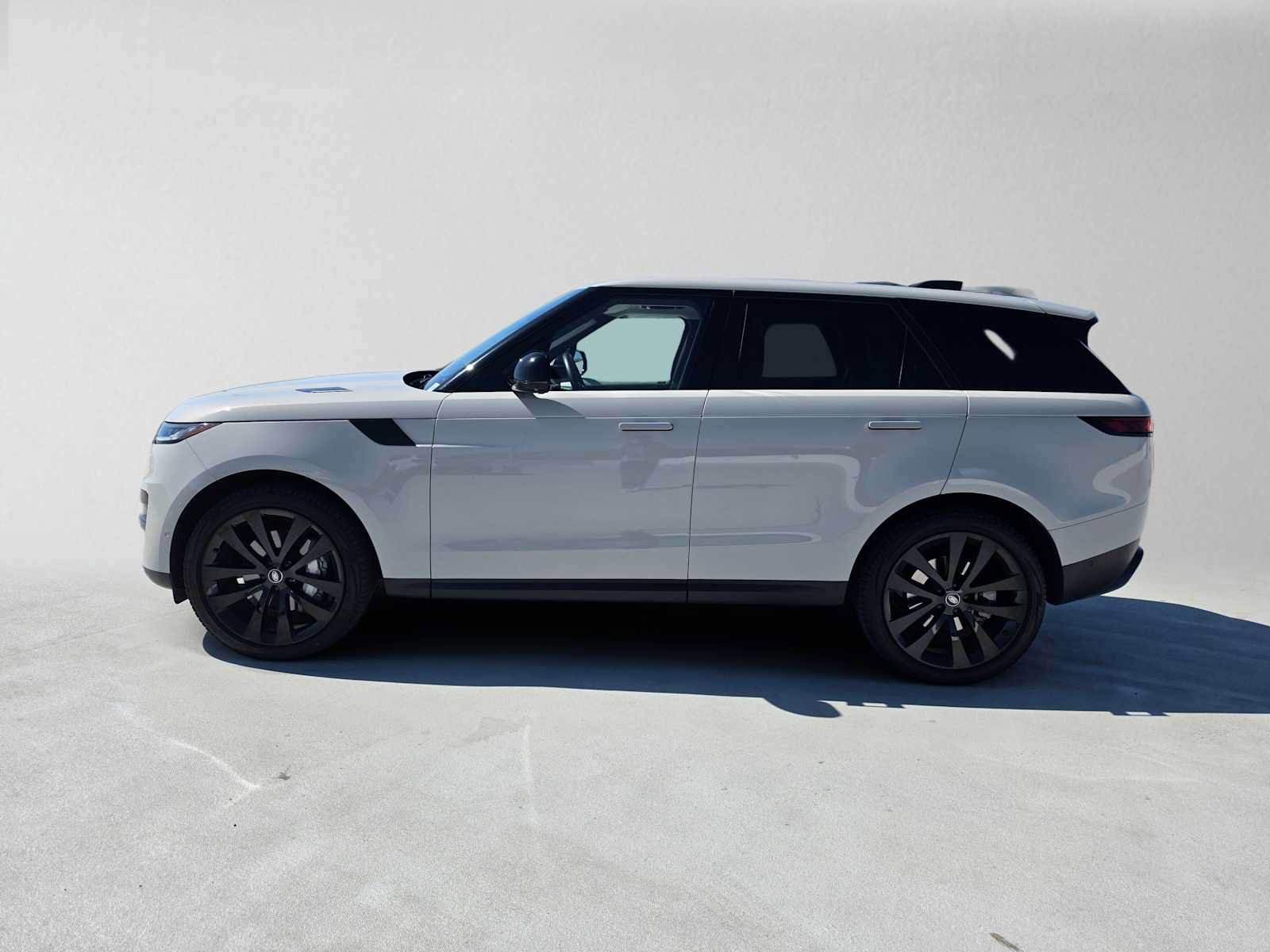 Used 2024 Land Rover Range Rover Sport SE AWD/4WD image 2