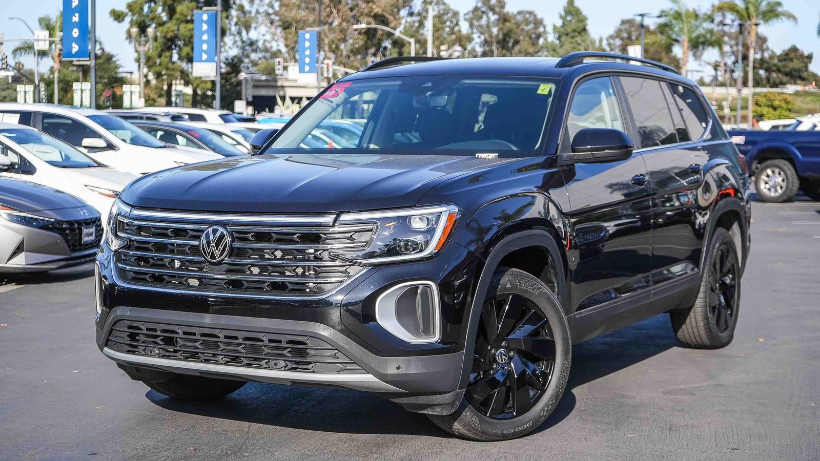 Used 2025 Volkswagen Atlas SE w/ Panoramic Sunroof Package FWD image 1