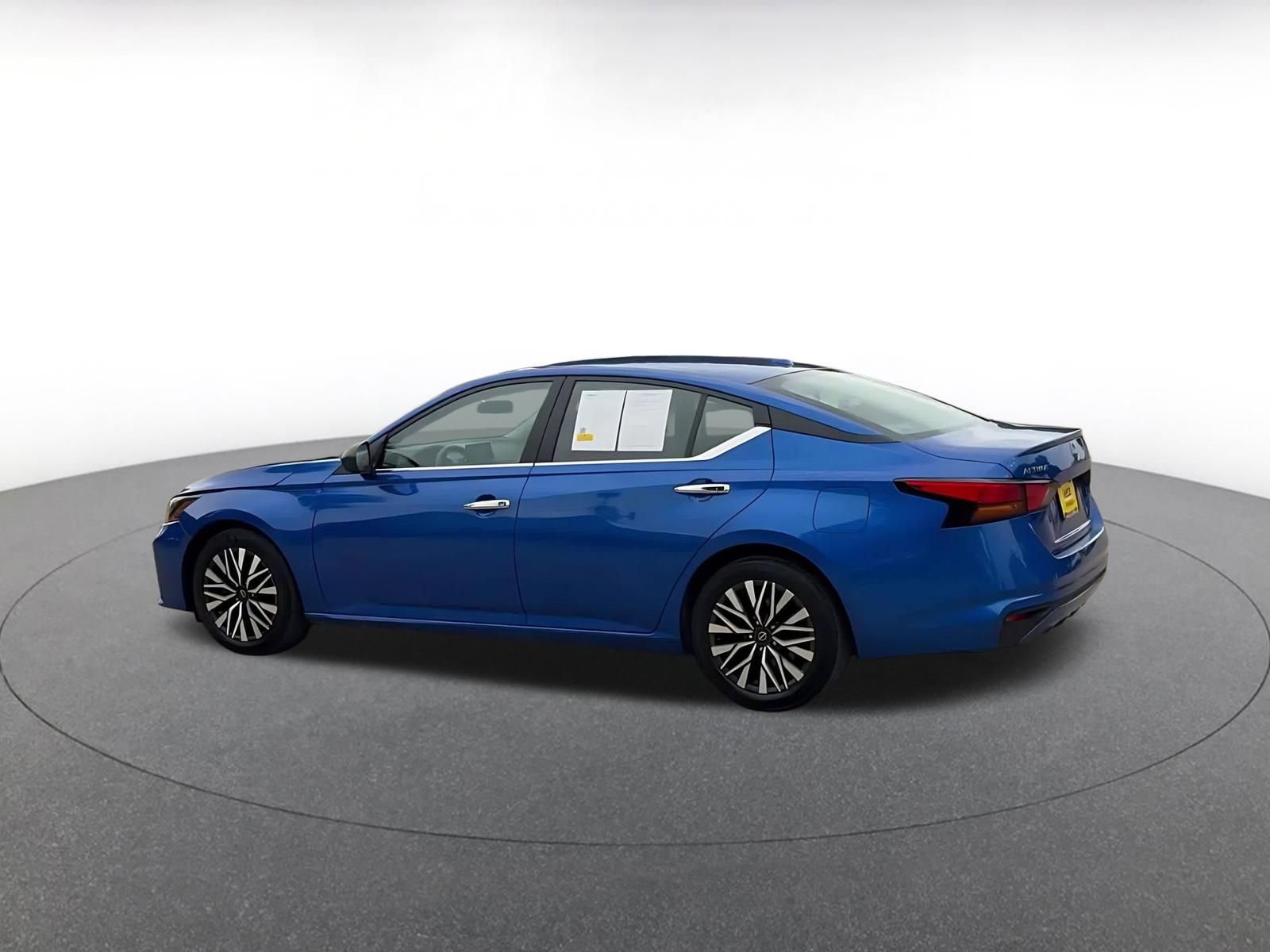 Used 2025 Nissan Altima 2.5 SV FWD image 12