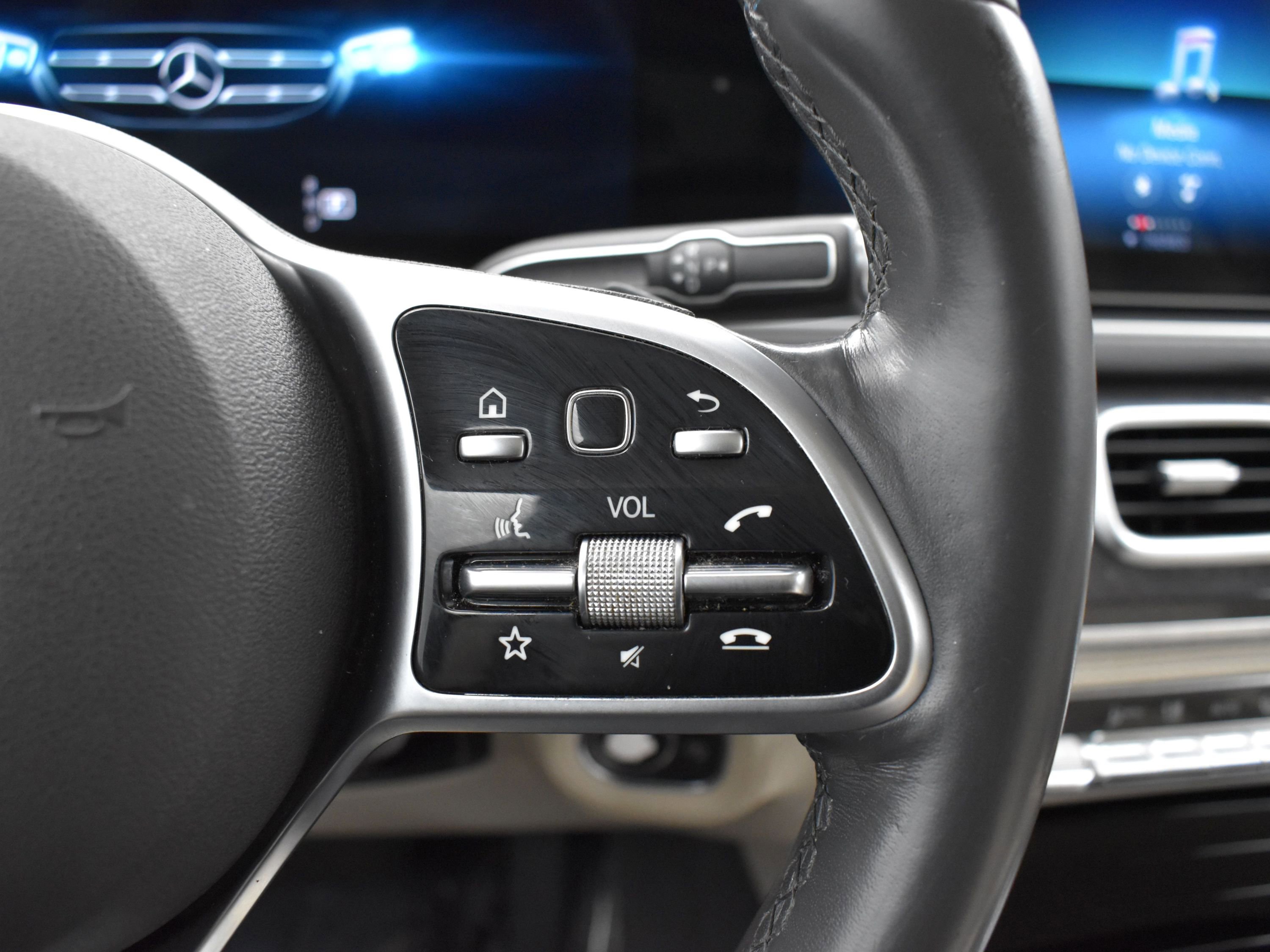 Used 2020 Mercedes-Benz GLE 450 4MATIC w/ MBUX Technology Package image 11