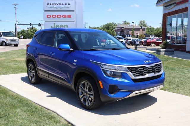 Used 2023 Kia Seltos LX AWD/4WD image 2