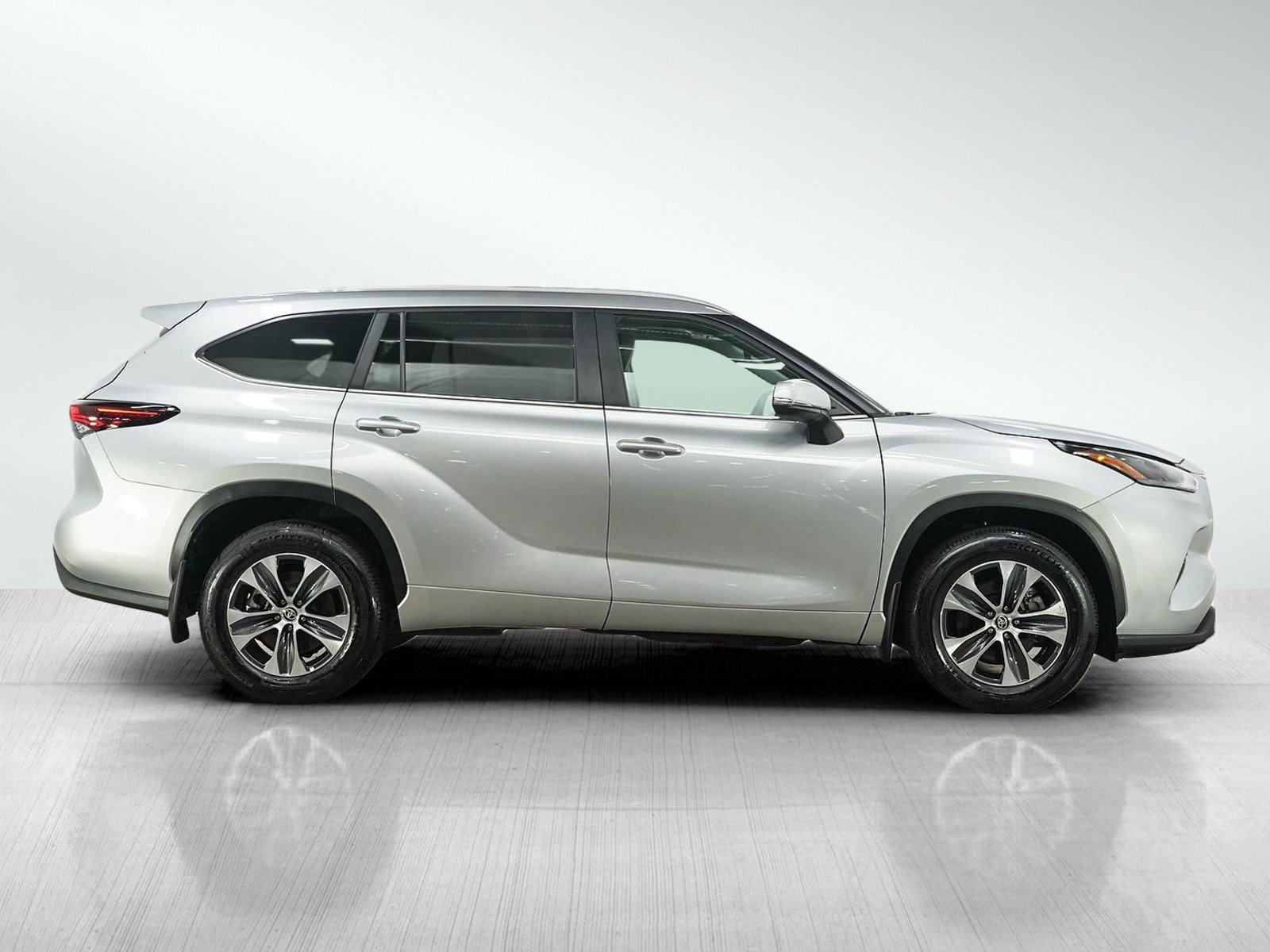 Used 2025 Toyota Highlander XLE AWD/4WD image 6