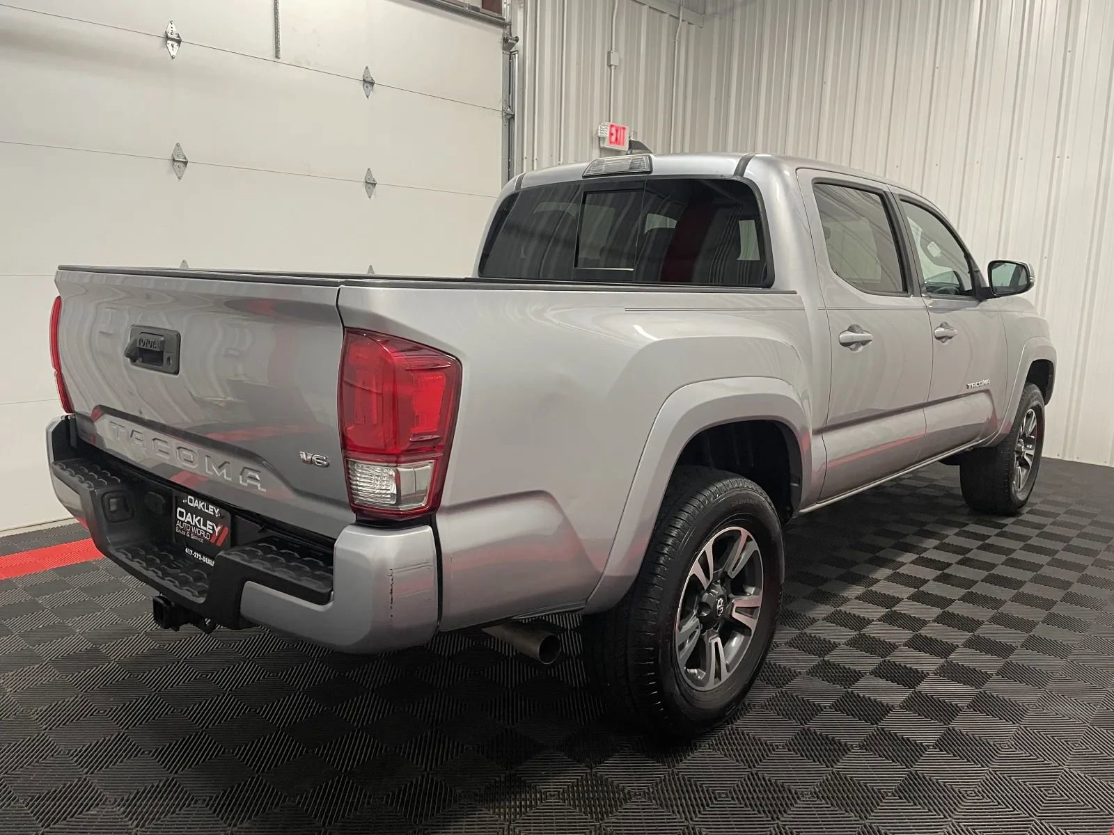 Used 2017 Toyota Tacoma TRD Sport w/ Tow Package (A/T) AWD/4WD image 4