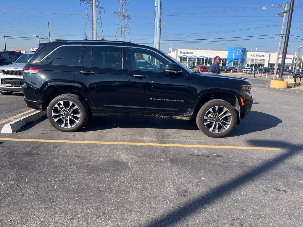 Used 2023 Jeep Grand Cherokee Overland AWD/4WD image 2
