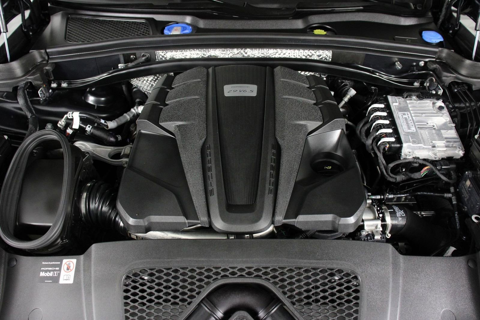 Certified 2025 Porsche Macan S image 26