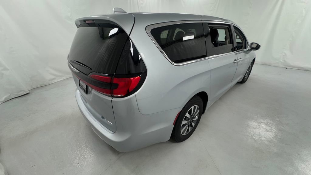 Used 2022 Chrysler Pacifica Touring-L FWD image 3