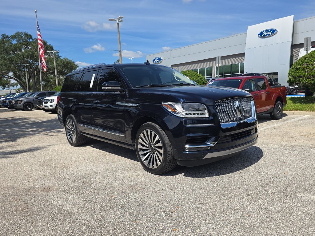 Used 2021 Lincoln Navigator Reserve w/ Luxury Package RWD image 2