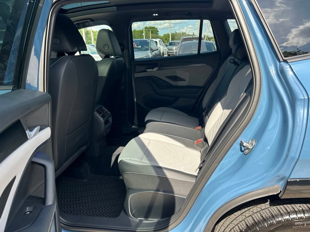 Certified 2025 Volkswagen Tiguan SE R-Line FWD image 55
