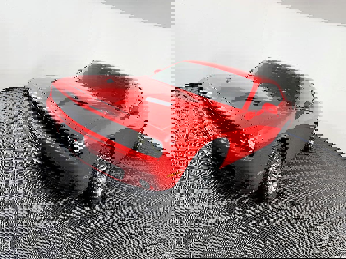 Used 2015 Dodge Challenger SXT w/ Driver Convenience Group RWD image 20